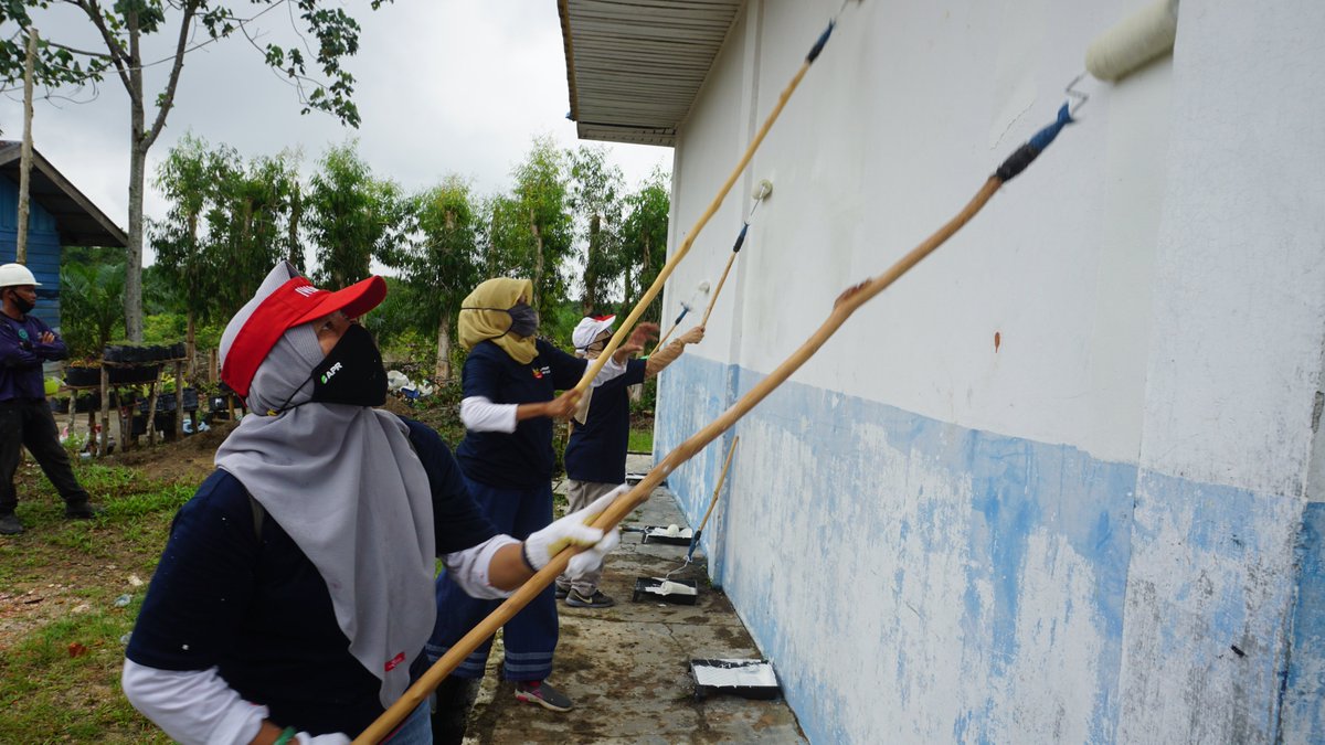 RAPP_Official's tweet photo. Selain itu, kami juga mendonasikan buku dan merenovasi SMPN 6 Pelalawan. Bantuan ini merupakan komitmen kami dalam dunia pendidikan. Semoga semua bantuan bisa bermanfaat untuk masyarakat yang menerimanya #RGEvalues #lifeatAPRIL https://t.co/Yc3Aiip7bl