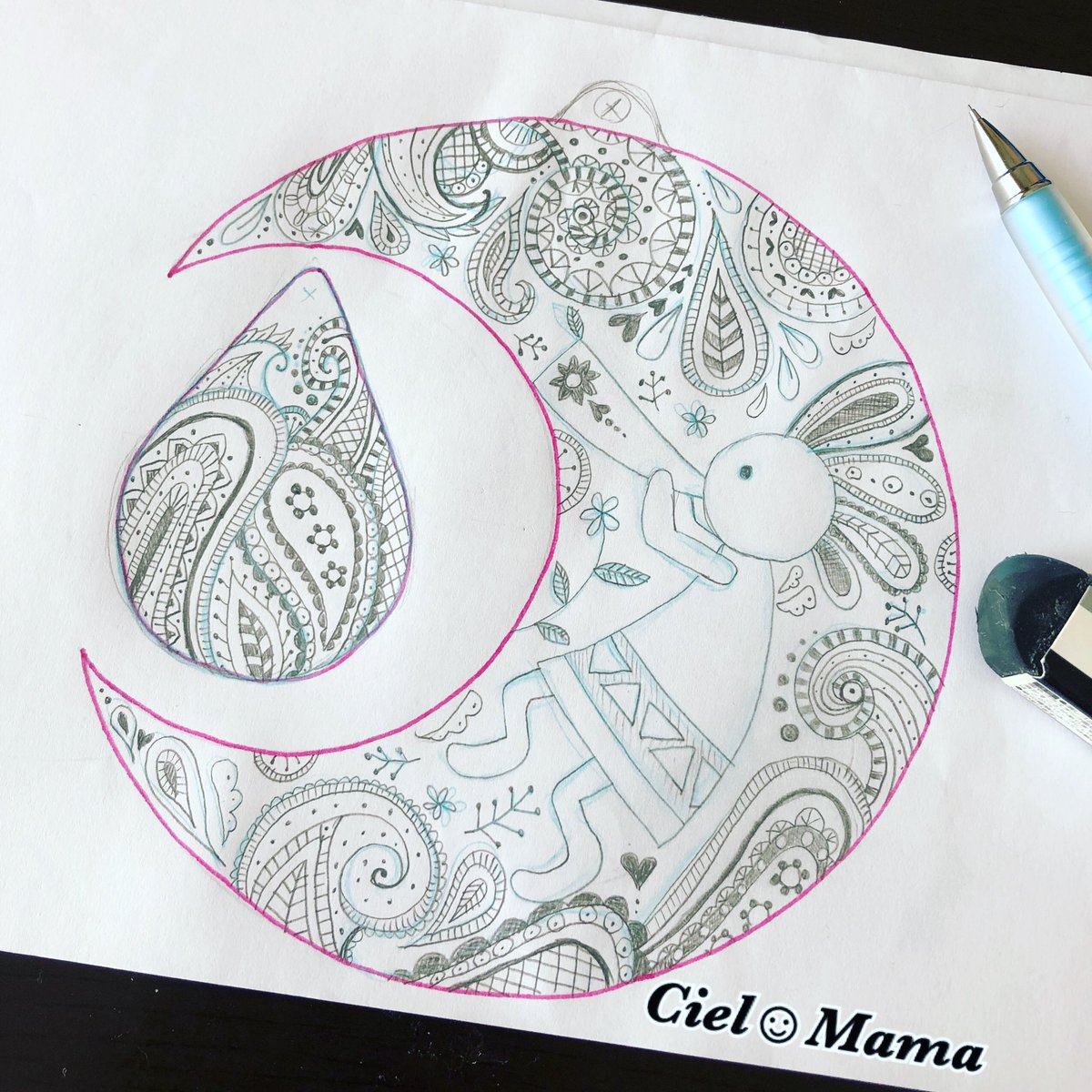 Petit Bonheur Ciel 以前投稿したココペイズリーを 少し書き足したりしました それで三日月にゆらゆらと 雫をつけたいと思って デザインも追加しました お絵描き 手描き 線画 イラスト ココペリ ペイズリー 雫 三日月 オリジナル デザイン Petit Bonheur Ciel 以前投稿したココペイズリーを 少し書き足したりしました それで三日月にゆらゆらと 雫をつけたいと思って デザインも追加しました お絵描き 手描き 線画 イラスト ココペリ ペイズリー 雫 三日月 オリジナル デザイン