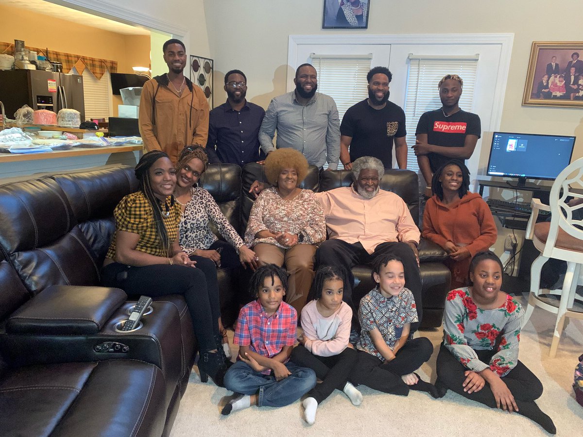 MrsCEOWilder's tweet photo. It started off with the kids, in came the in laws, then came the grand babies (one grand baby has a baby)! ❤️ 
#Healthygenerations #Threegenerations #melaninpoppin #Thankful #Thanksgiving2020 https://t.co/86xKNzfvS5