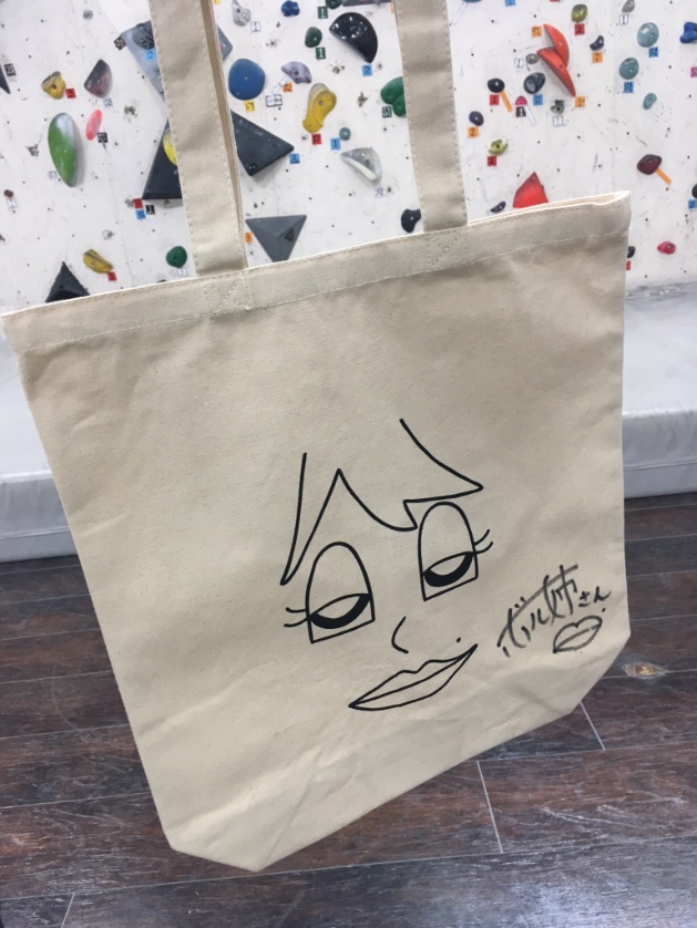 blaues's tweet photo. 今日はboulcon東京さんに、世界一身体能力の高いゆるキャラの、ボル姉さんが来ていました。ホールドもクリスマス仕様に!あとトートバッグ販売してるんだけど可愛くない?💕 #boulcom #ボル姉さん https://t.co/02dBmRXJyq