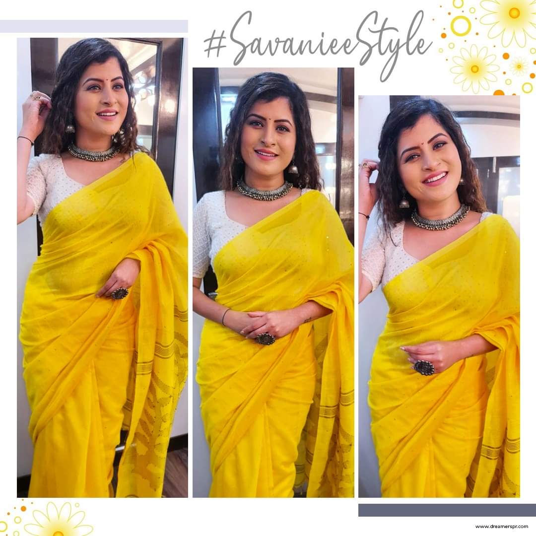 DreamersPR's tweet photo. Singer @savaniravindra looks as fresh and bright as a Daisy! 🌼🍃
#SavanieeRavindrra #SavanieeStyle #YellowSaree #Saree #SareeLove #IndianTraditions #Traditional #Fashion #Love #Style #Singer #DreamersPR https://t.co/BsuqtPCla7