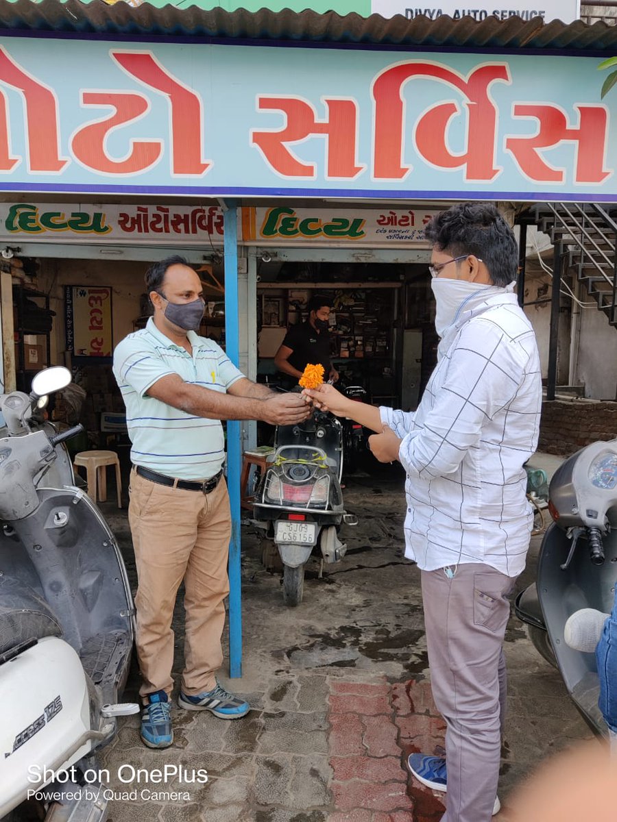 GajjarPritesh2's tweet photo. પાકી ગઈ 
 પ્રતીક્ષાની પળો,
મિત્ર પ્રતિકભાઇ M.B.B.S. ની ડીગ્રી મેળવી આજથી ડો.પ્રતિકભાઇ ની ઓળખ સાથે હવેથી સમાજીક જીવન ના સાચા અર્થમાં નિદાન તથા સેવામાટે તેઓ છેવાડાના માનવી સુધી સેવા કરે તેવી ખુબખુબ શુભેચ્છાઓ... https://t.co/Q3o4pxfnvR
