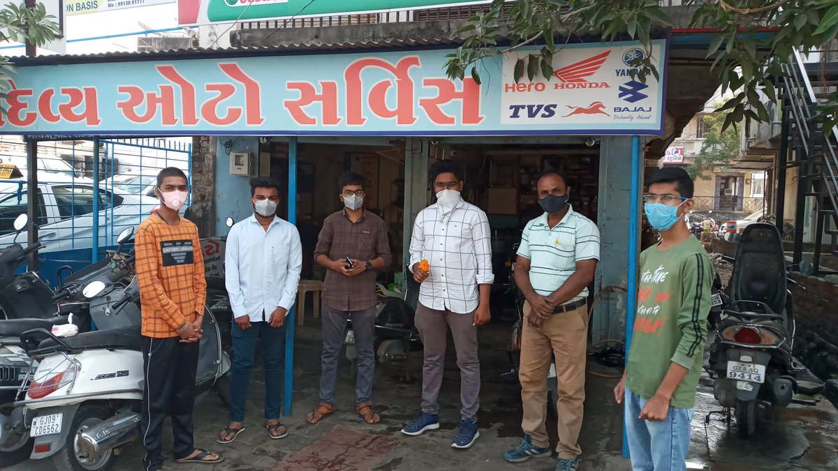 GajjarPritesh2's tweet photo. પાકી ગઈ 
 પ્રતીક્ષાની પળો,
મિત્ર પ્રતિકભાઇ M.B.B.S. ની ડીગ્રી મેળવી આજથી ડો.પ્રતિકભાઇ ની ઓળખ સાથે હવેથી સમાજીક જીવન ના સાચા અર્થમાં નિદાન તથા સેવામાટે તેઓ છેવાડાના માનવી સુધી સેવા કરે તેવી ખુબખુબ શુભેચ્છાઓ... https://t.co/Q3o4pxfnvR