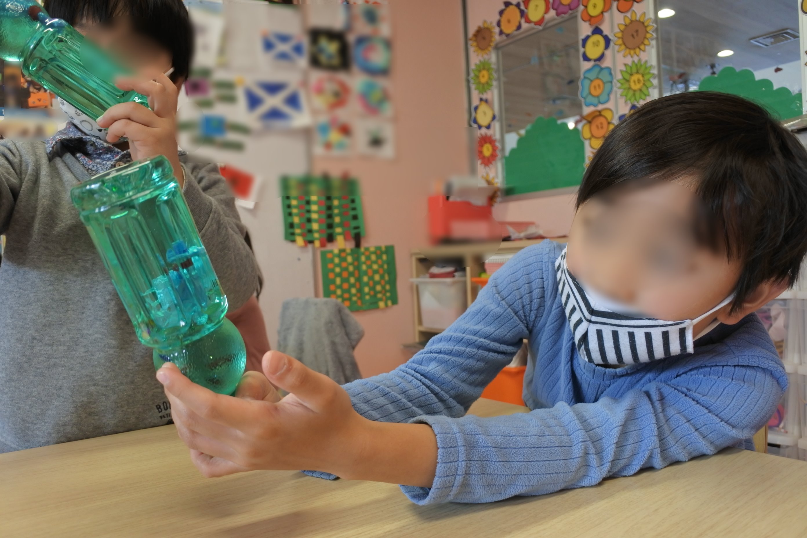Tis夙川キンダーガーテン Jelly Fish クラゲ の映像を見て クラゲ の特徴について学びました Tentacle 触手 や Brain 脳 などの単語も学びました 次にクラゲのクラフトを作製 ペットボトルにクラゲ の模型を入れて色水を注いだら クラゲがゆらゆらと水