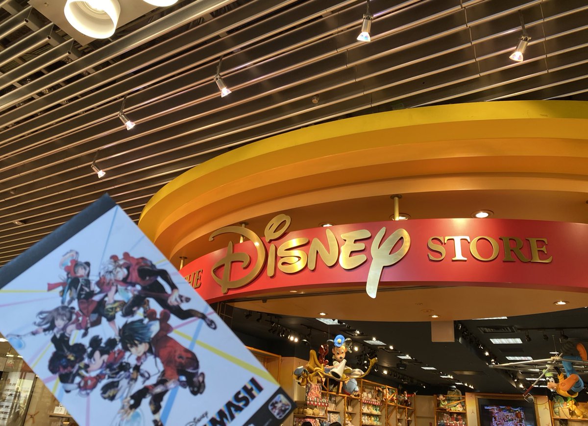 ディズニーストアで商品買ったらマルチケース貰いました✨これは!!噂のゲームの!!! https://t.co/hUQnJGe2DB
