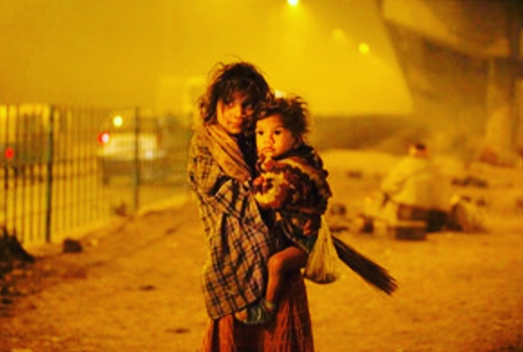 Help the poor. Прошу помощи. Женщина благотворительность. Дети помогают друг другу. Волонтерство в африке.