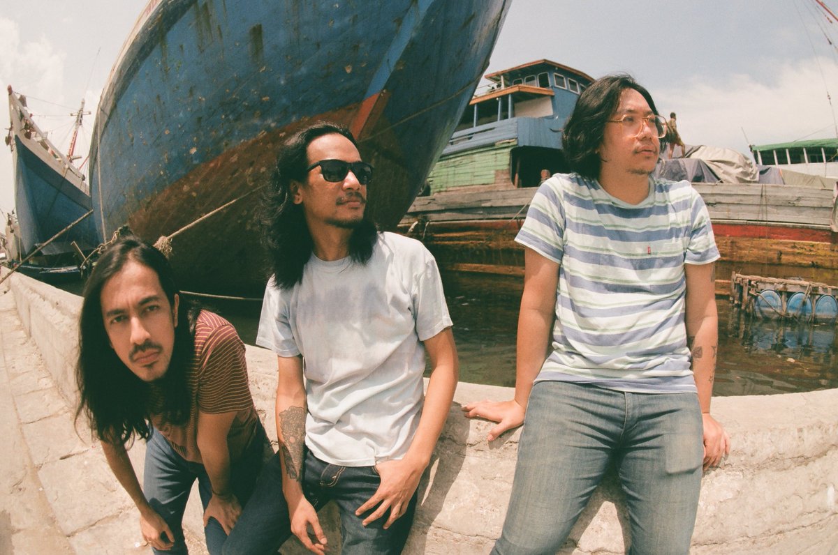 hitmusik_id's tweet photo. Trio rock asal Jakarta, Kelompok Penerbang Roket, meluncurkan kembali roketnya melalui single terbaru mereka, “Roda Gila”. Baca Selengkapnya di: https://t.co/WHNCXU4aBe
#Musik #MusikIndonesia #HitMusik #MusikUpdate #PlaylistHitMusik #KelompokPenerbangRoket #TGIF https://t.co/rzpO0NtXgU