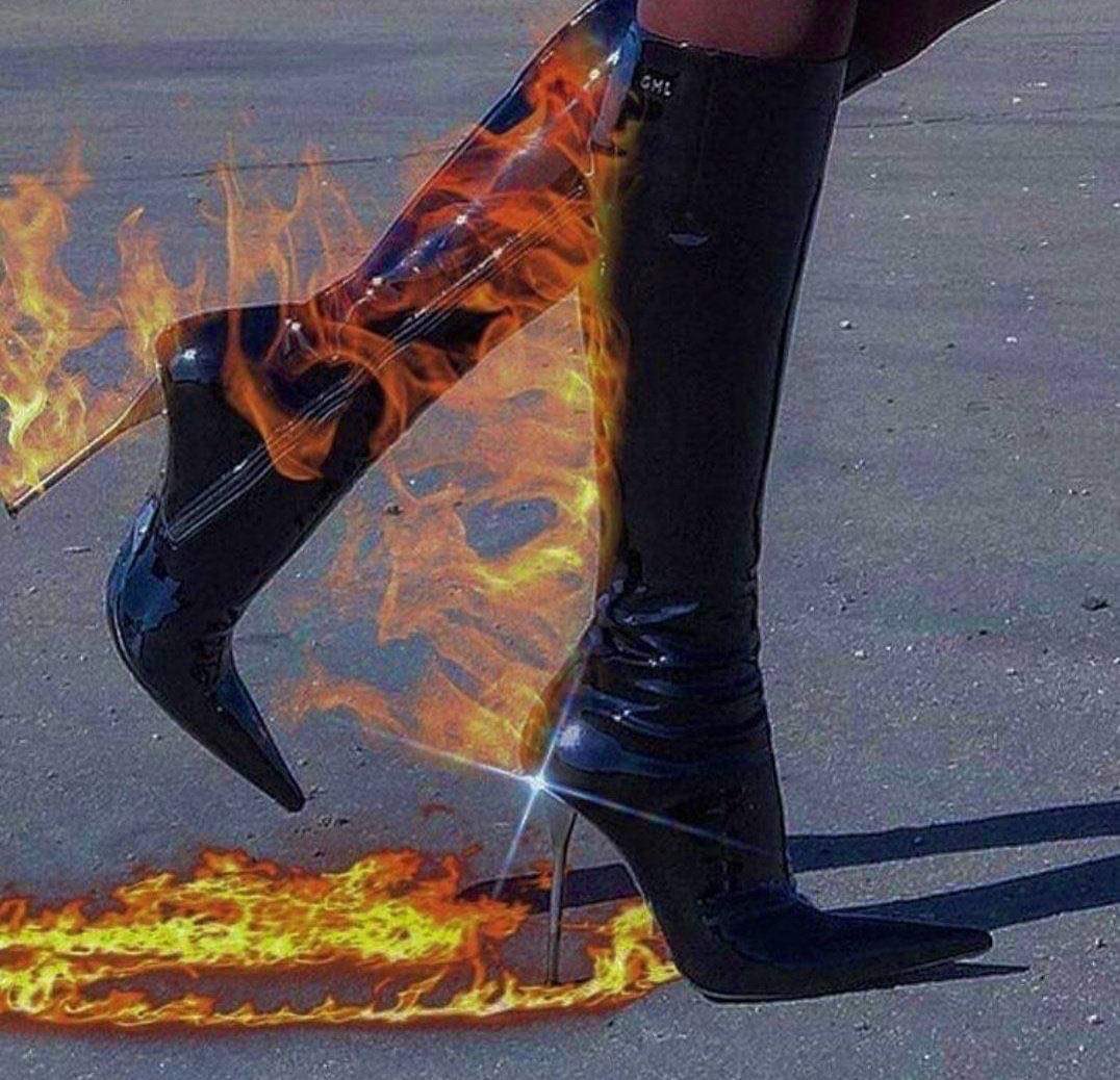 gagasyuyi's tweet photo. miley cyrus leaving the studio after recording plastic hearts https://t.co/aBIz3AxPUE