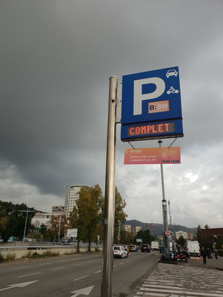 VallHebronMetro's tweet photo. Així està cada dia el parking BSM San Genis.. Algú està fent l'agost en detriment dels de sempre.. Així voleu millorar el poder adquisitiu dels treballadors? La zona verda es buida!!!
@AdaColau
@bcn_ajuntament @rosaalarcon @maticatradio @elmonarac1 @elnacionalcat @VilaWeb @20m https://t.co/uAdVZdcEW9