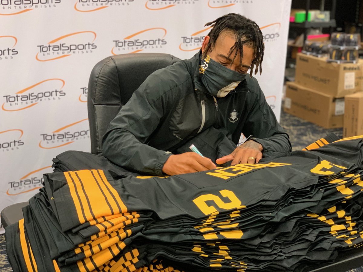 TotalSportsEnt's tweet image. TSE 21 Days of Giveaways: Day #12

Retweet this tweet AND follow us for a chance to win a @joehaden23 autographed jersey!

We'll pick a winner tomorrow!

Good luck!