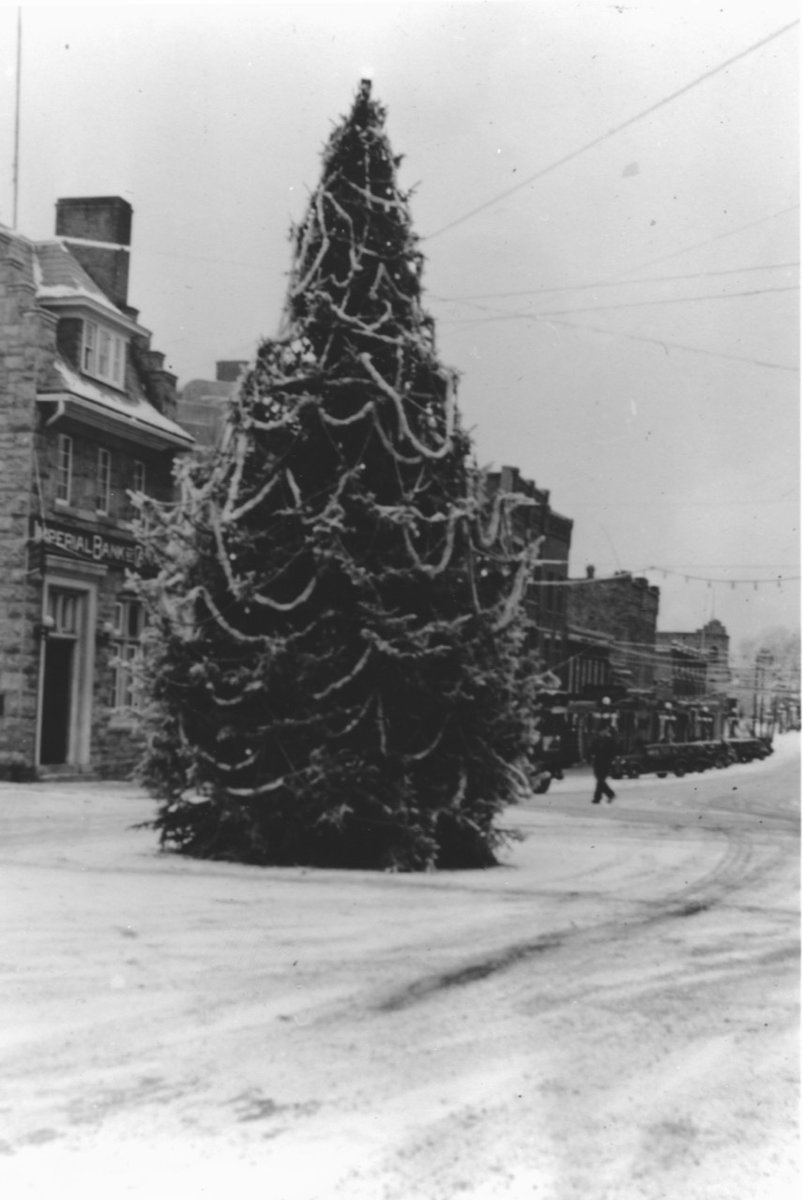 themusekenora's tweet image. #DidYouKnow: Kenora has been putting up a Christmas tree on the corner of Second and Main since 1931. This is a photo of the tree from 1939. 

Learn more about how this tradition got started on our blog: themusekenora.ca/the-tradition-…

#kenorahistory #christmas #kenora #canadianhistory