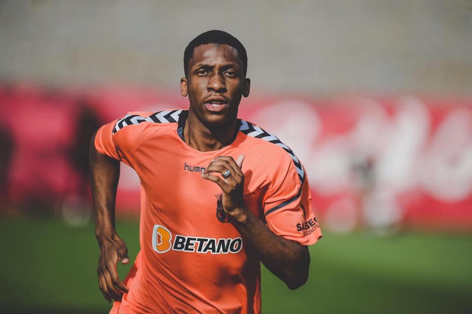  Page blanche à BragaConsidéré par ses coéquipiers comme le meilleur milieu de son équipe à Braga, il n’a jamais joué en réserve à cause d’une valse des entraineurs, où 3 hommes se succèdent en moins d’1 an : Carlos Martinho, Joao Aroso, Wender.