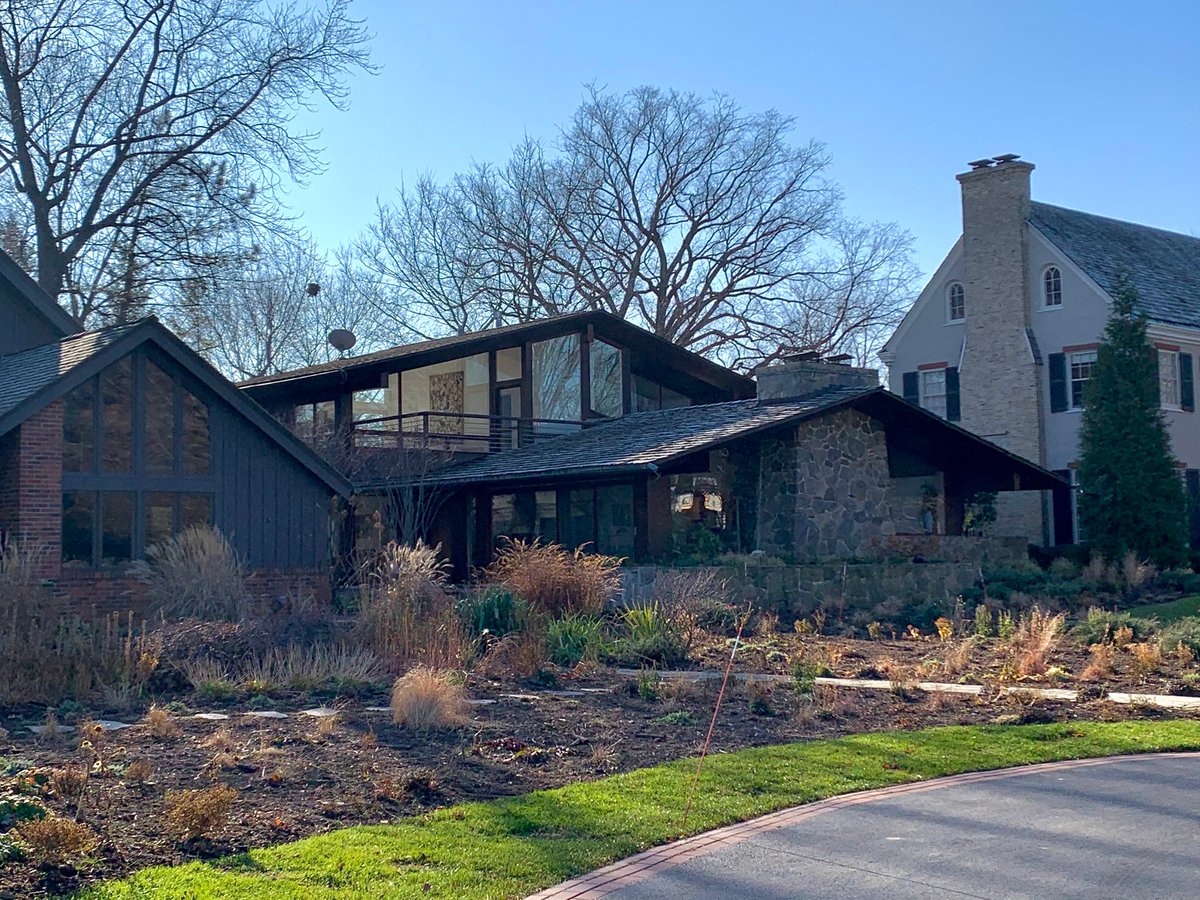 Located nearby is this “private” street off Sheridan called Ingleside Park. The gate was open so I walked around because I don’t believe in rich people paranoia. I really liked this house, supposedly built for Dr. Reinholtzen in 1959. It was designed by architect Fred Schurecht.