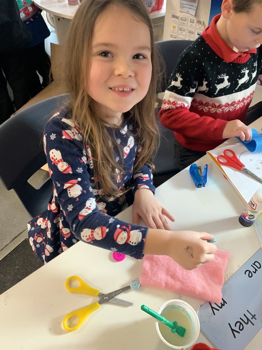 Y1 started making their puppets for DT today, we had so much fun! 🪡🧶🧤<a href="/MissMayhewKBA/">Claire Mayhew</a> @KbaPrimary <a href="/MissRoberts79/">Miss Roberts</a> @DinoDiSalvo #year1 #ks1 #creative #designthinking #puppets #design #proudteacher