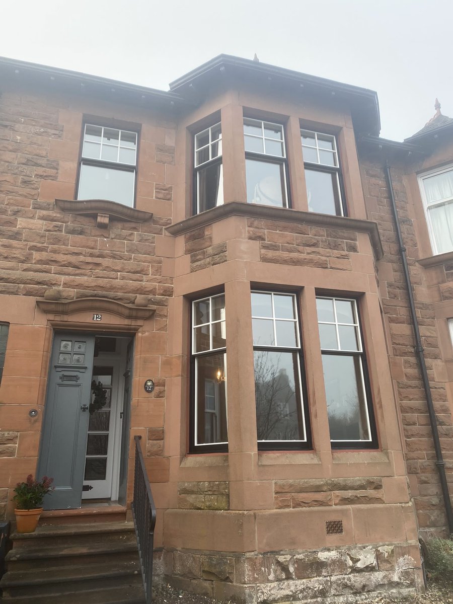 Job finished in Clarkston, Glasgow last week. We replaced the old rattly single glazed Sashes with new double glazing, keeping the old casements which got fully restored back to bare timber. These are fully draught proofed and now rot free.⚫️⚪️ #sashwindowsglasgow