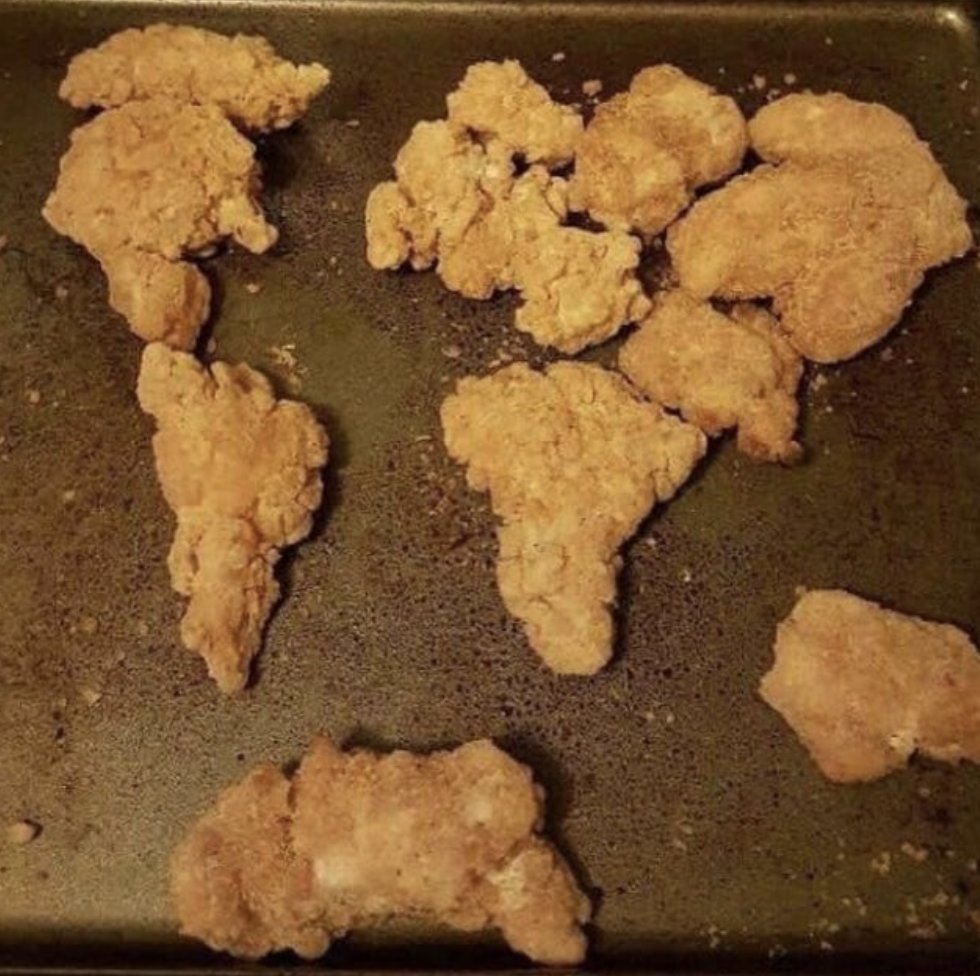 17/ Here are a bunch of images of maps made from food:-- Africa from orange peels -- World from chicken nuggets-- World from Nando's sauce (LOL!)