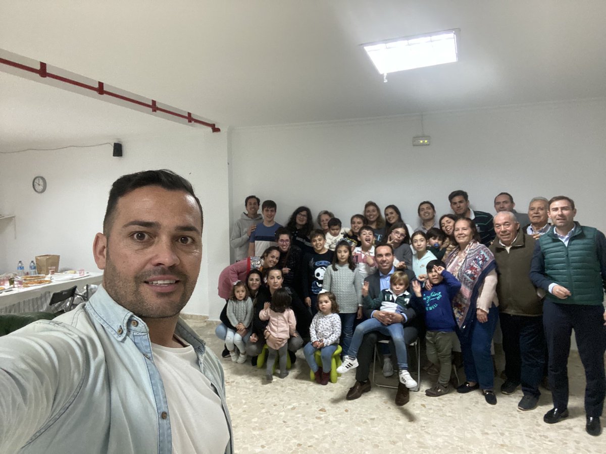 es un día muy especial para todos hermano y hoy la última gran foto que nos hicimos recoge el momento actual, tú de protagonista ⁦<a href="/francistoya/">francis montoya</a>⁩ y tu familia feliz y orgullosa 😘