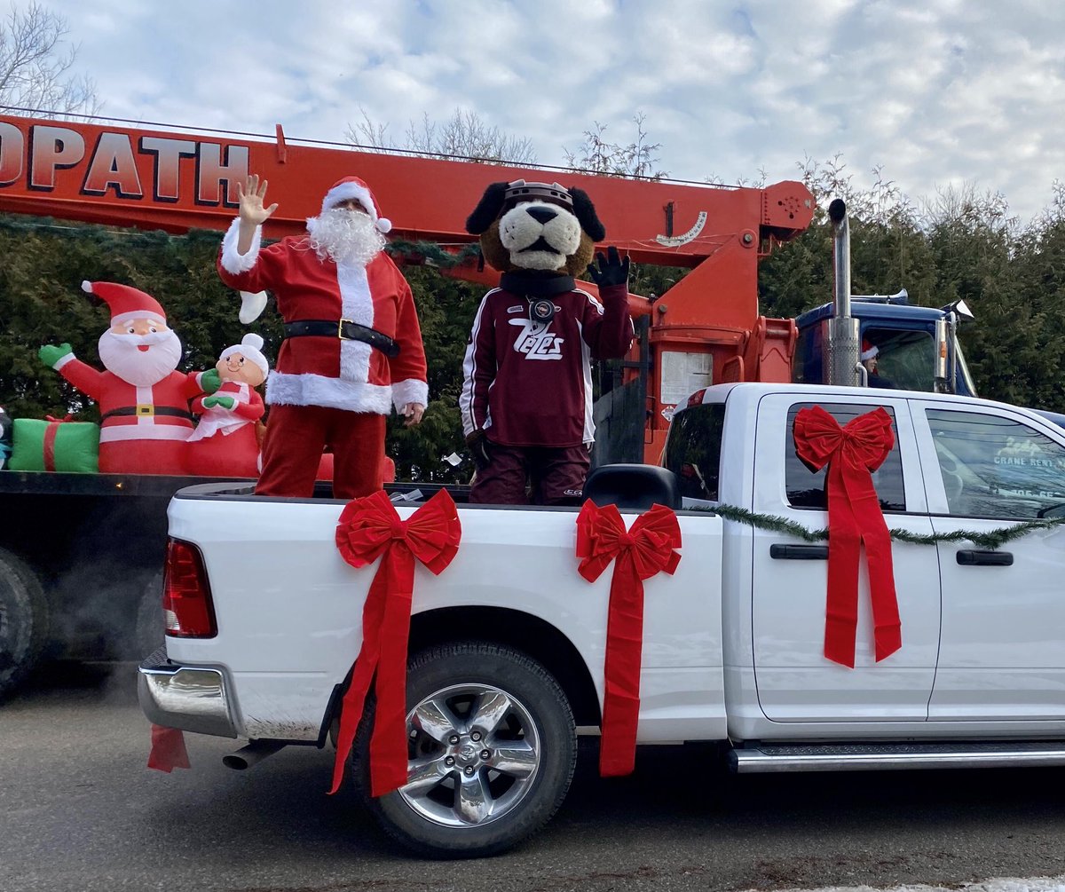 Busy day for Roger, who teamed up with his ol’ pal Santa Claus for some merriment at <a href="/ChemongPublic/">Chemong PS</a>! Great trial run for the real deal on Saturday! 

#HollyJollyPetes >> gopetesgo.com/christmas