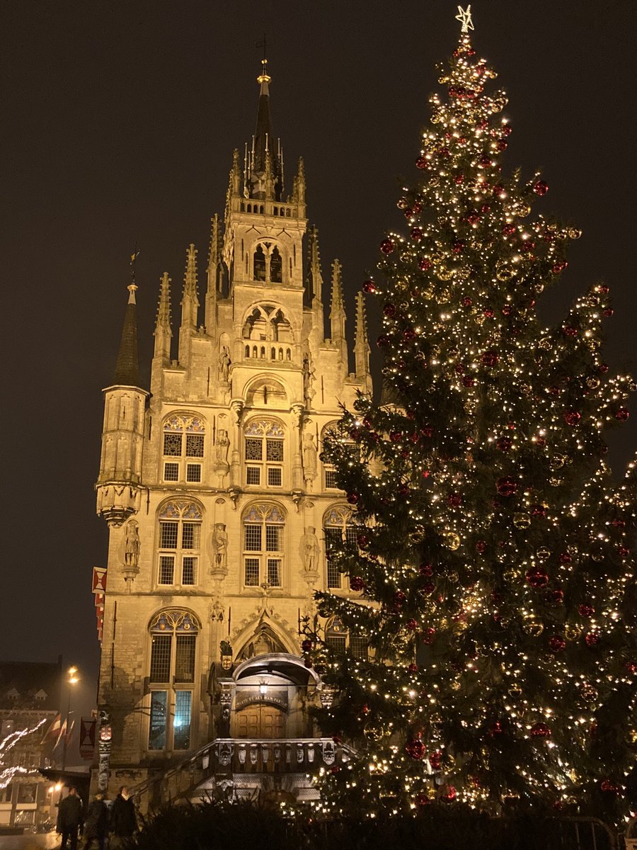 Wel een heel bijzondere kaarsjesavond dit jaar <a href="/GoudaKaarslicht/">Gouda bij Kaarslicht</a> met een prachtige film <a href="/omroepwest/">Omroep West</a>. Voor het complete gevoel naderhand toch nog even écht gaan kijken met <a href="/PieterVerhoeve/">Pieter Verhoeve</a>