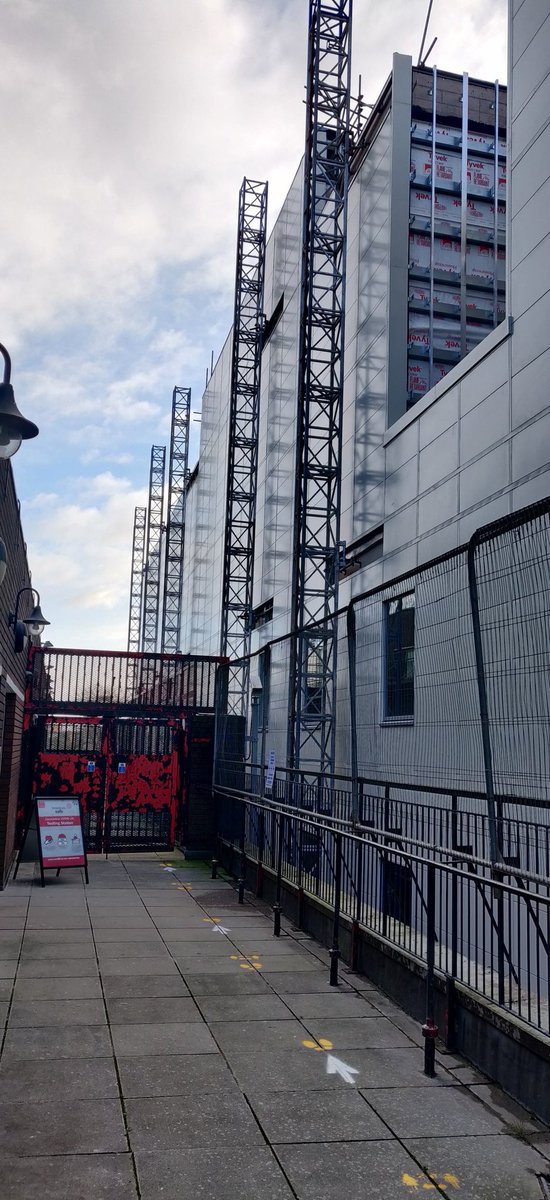 stephenl20151's tweet image. An incredibly difficult elevation to access and work on. #BAMConstructUK  The Centre for Student Life