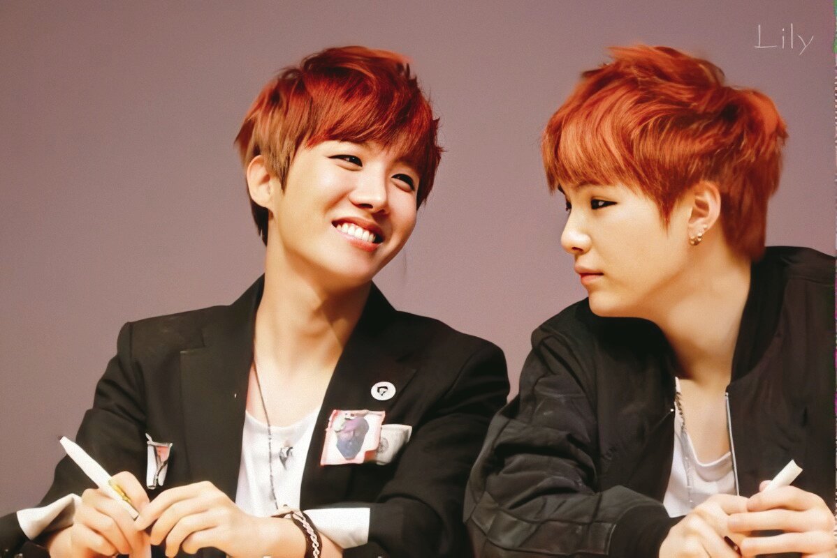 SopeforSoul's tweet photo. hoseok doing that 'im-SO-gone-for-him' head tilt again :( https://t.co/VdIQ0KZLrM