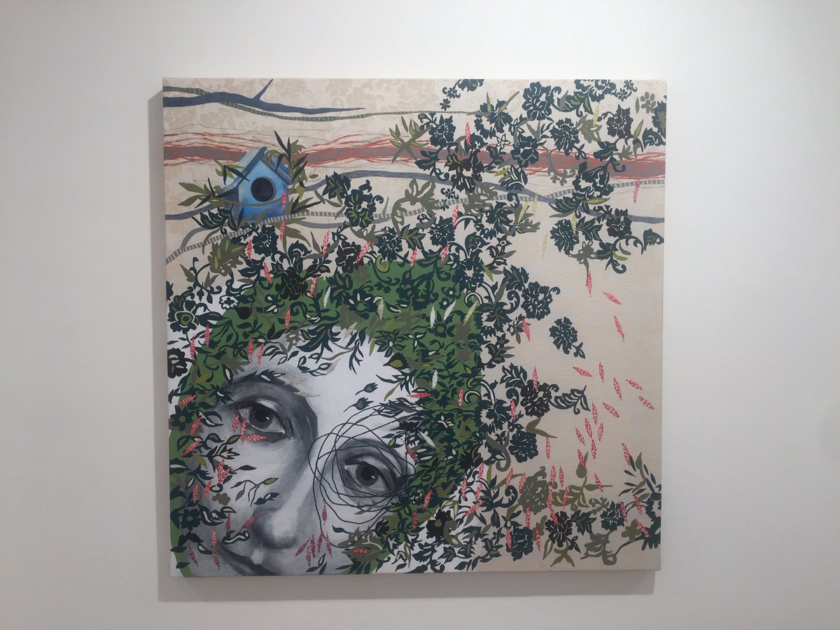 "El jardín de la artista @ana_karina_lema está a la intemperie, es paradisíaco, frondoso y acoge a una mujer acompañada de abundantes pájaros." <a href="/Albabraza/">Alba Braza</a>