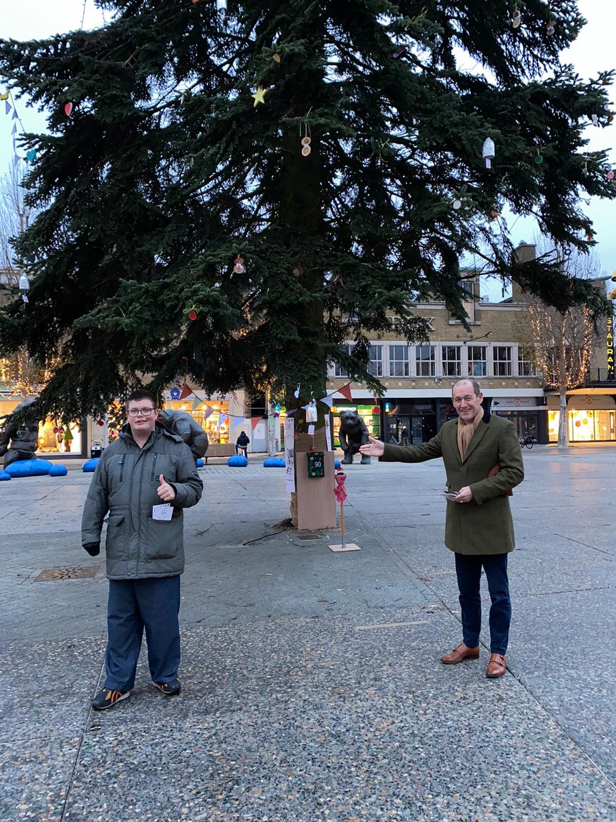 De lampjes van de wensboom branden! Met een druk op de knop opende Rene samen met Burgemeester <a href="/sanderschelberg/">BM Sander Schelberg</a> de wensboom op het marktplein. 

Mooi initiatief van Rabobank Centraal Twente, SCH, Hengelo Promotie en WISH3. 

Ook een wens doen? Kijk op: hengelo.nl/Welkom-in-Heng….