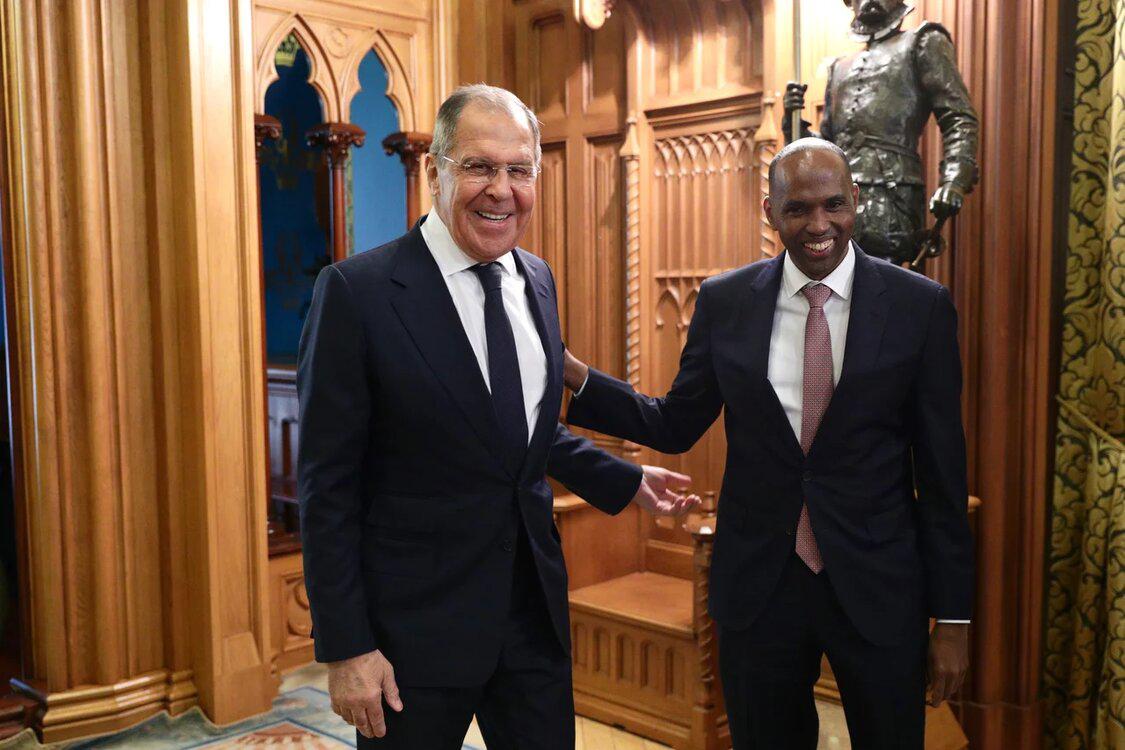 Waxaan kulan qado Sharaf ah la qaatay wasiirka arrimaha dibadda Ruushka, Sergey Lavrov oo aan ka wada hadalnay xoojinta xiriirka &amp; iskaashiga labada dal, &amp; xaaladda guud ee Geeska Afrika. Waxaan si qoto dheer isaga wareysannay isbaddallada Dhaqan-dhaqaale &amp; siyaasadeed ee gobolka