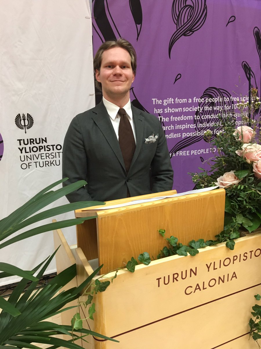 Tänään vietettiin tiedekunnan publiikkia etäjärjestelyin. Paikan päällä Calonialla Lexin puolesta puhumassa oli puheenjohtaja Aleksi Rautiainen. Kiitos osallistumisesta myös <a href="/Senilex_ry/">Senilex ry</a>, ja ennen kaikkea onnittelut kaikille valmistuneille! 💻🍾🥂🌹