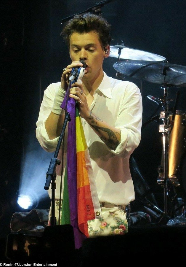 Harry Styles and Shawn Mendes as each other; a thread.