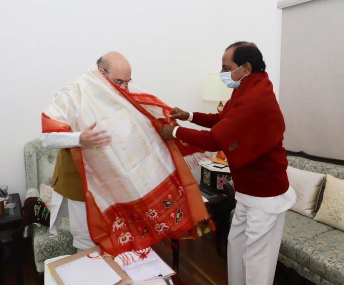 बिग ब्रेकिंग 
तेलांगांणाचे मुख्यमंत्री KCR ह्यांनी घेतली अमित शाह ह्यांची दिल्लीत भेट !  

मग कोणाचा होणार आता हैदराबाद मध्ये महापौर ओळखा बर 😂😂✌️
