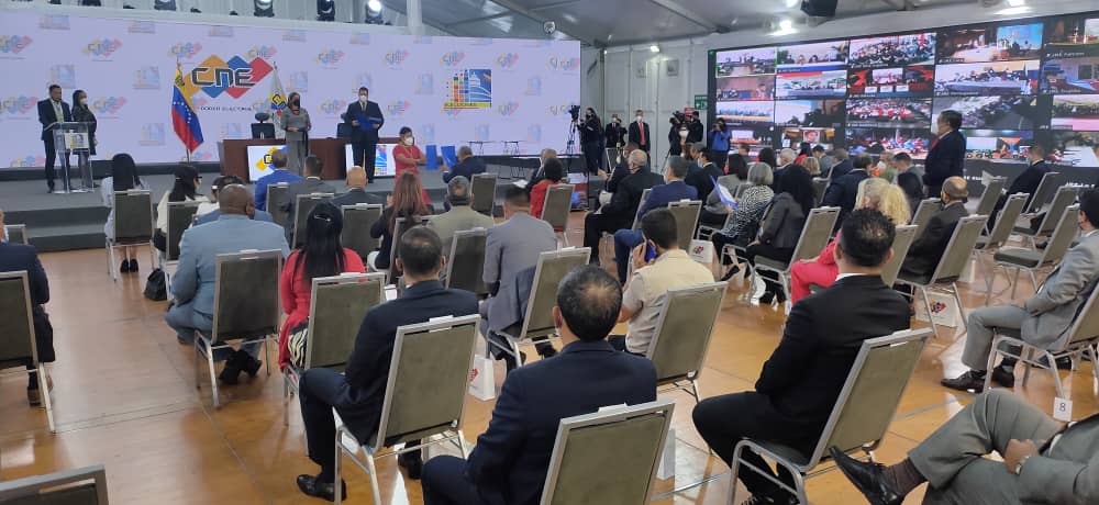 cneesvzla's tweet photo. Indira Alfonzo: “Los venezolanos hemos decidido nuestro propio destino. Logramos un proceso electoral inédito, de muchos desafíos, desarrollado en tiempo récord, y cumpliendo con todos los aspectos legales y garantías de nuestro Sistema Electoral”.

CNE #TiempoDeElegir #11Dic https://t.co/MwaIxv97e5
