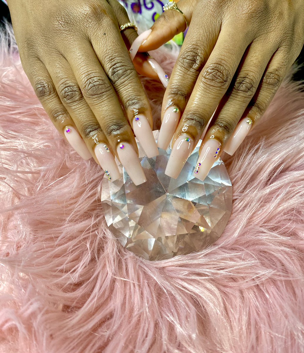 Shawn_Uh's tweet photo. What she asked for vs what she got ๐ #pslnails #palmbeachnails #browardnails #dadenails #miaminails https://t.co/UAxejC3Cti