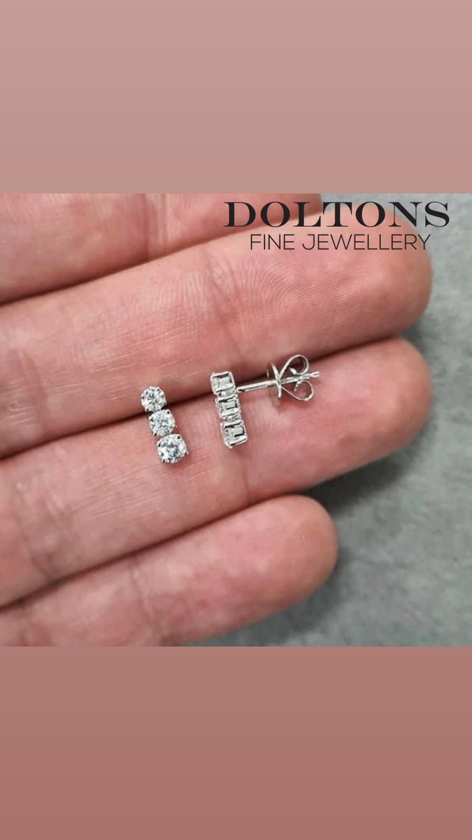 DoltonsFineJ's tweet photo. 🔠3 Stone Drop Earrings
💷£990
💎0.75ct Diamond Quaility G/SI2
👑18ct Gold
•
🏆No.1 JEWELLERY REPAIR WORKSHOP IN WEST YORKSHIRE
•
✅DIAMONDS - JEWELLERY - REPAIRS✅
•
📌INSTAGRAM @doltonsjewellery 
📌FACEBOOK @doltonsjewellery 
📍37 NEW BRIGGATE, LEEDS, LS2 8JD https://t.co/69Fgcoq56g