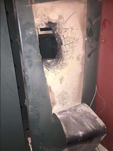 BandEAtoZ's tweet image. The 2019 headline had them dropping in from the roof. Was thinking they would be kitted out, all commando like, but turns out just hoodies &amp;amp; their pockets filled with $135,000 of jewelry. #OutOfScope #safecracker #safetech #safeengineer #safetechnician #physsec