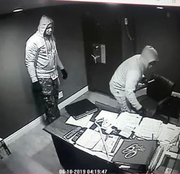 BandEAtoZ's tweet image. The 2019 headline had them dropping in from the roof. Was thinking they would be kitted out, all commando like, but turns out just hoodies &amp;amp; their pockets filled with $135,000 of jewelry. #OutOfScope #safecracker #safetech #safeengineer #safetechnician #physsec