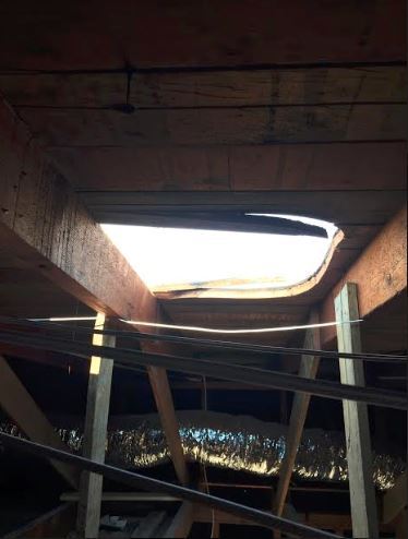 BandEAtoZ's tweet image. The 2019 headline had them dropping in from the roof. Was thinking they would be kitted out, all commando like, but turns out just hoodies &amp;amp; their pockets filled with $135,000 of jewelry. #OutOfScope #safecracker #safetech #safeengineer #safetechnician #physsec