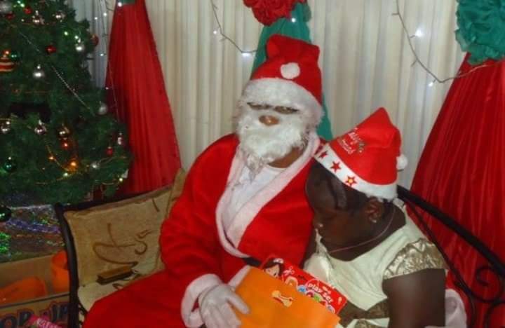 My father Christmas story Guy: Isaac, we dey find person wey go do father Xmas for my school oMe:Ehn Ehn? what's my own? Guy: #50k ooooMe:"Ehn  Na lie.. Guy:I swear... Me:I go do o... but that thing... I hear say heat dey much o... I fear heat oTHREADS