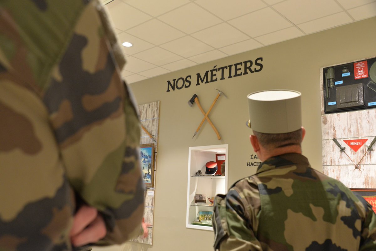 CDC_2eREG's tweet image. Adresse à la troupe. Inauguration de la salle d'honneur. Visite des lieux de vie du légionnaire. Le Père #LégionEtrangère en visite de Noël au #2REG. En famille !