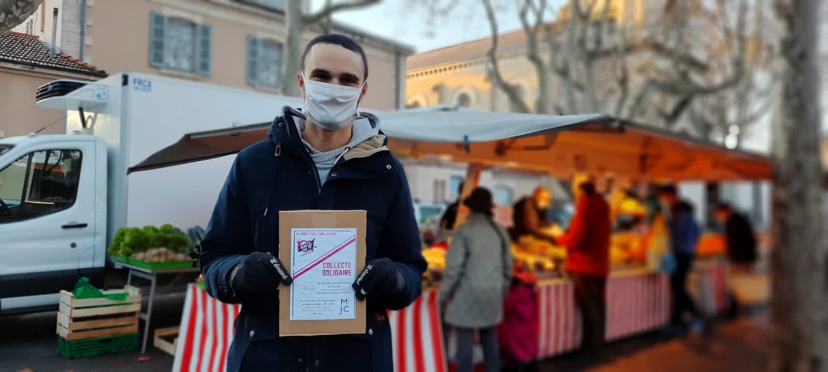 DeMontchat's tweet photo. 🚨 rappel 🚨
La collecte de fruits et légumes frais pour les familles de Montchat et Lyon Est venant chez Les Restos du Coeur continue demain matin de 7h à 13h !
RDV sur la place du Château et à la Boucherie !

#conciergeriemontchat #montchat #lyon3 #lyon #entraide #solidarite https://t.co/VcHOrpjGeI