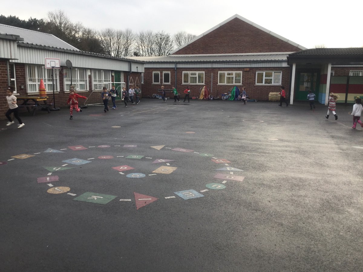 firsprimarysale's tweet photo. #RecKP We had lots of fun doing our #SantaDash Thanks to Mrs Craig for hiding some sneaky elves and reindeer for us to find! #activefirs @TraffordSSP https://t.co/Im40rsF5LE