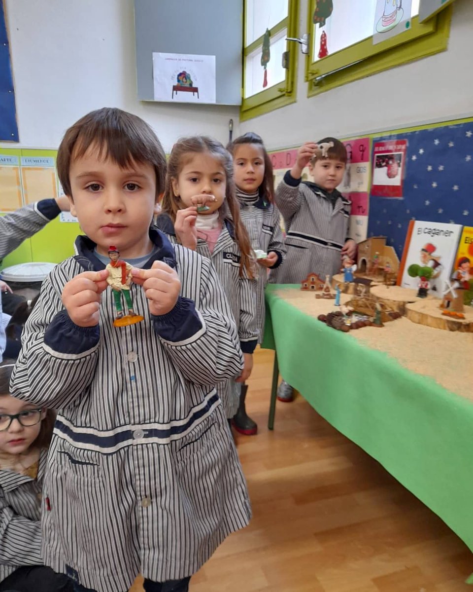 epiasabadell's tweet photo. LES FIGURES OMPLEN EL PESSEBRE!
A P5A també hem fet el pessebre amb casetes, figuretes, arbres, camells,... Tots i totes hem contribuït a fer-lo bonic. N'estem orgullosos i orgulloses.
#P5PIASABADELL
#INFANTILPIASABADELL https://t.co/NRkGuBauLE