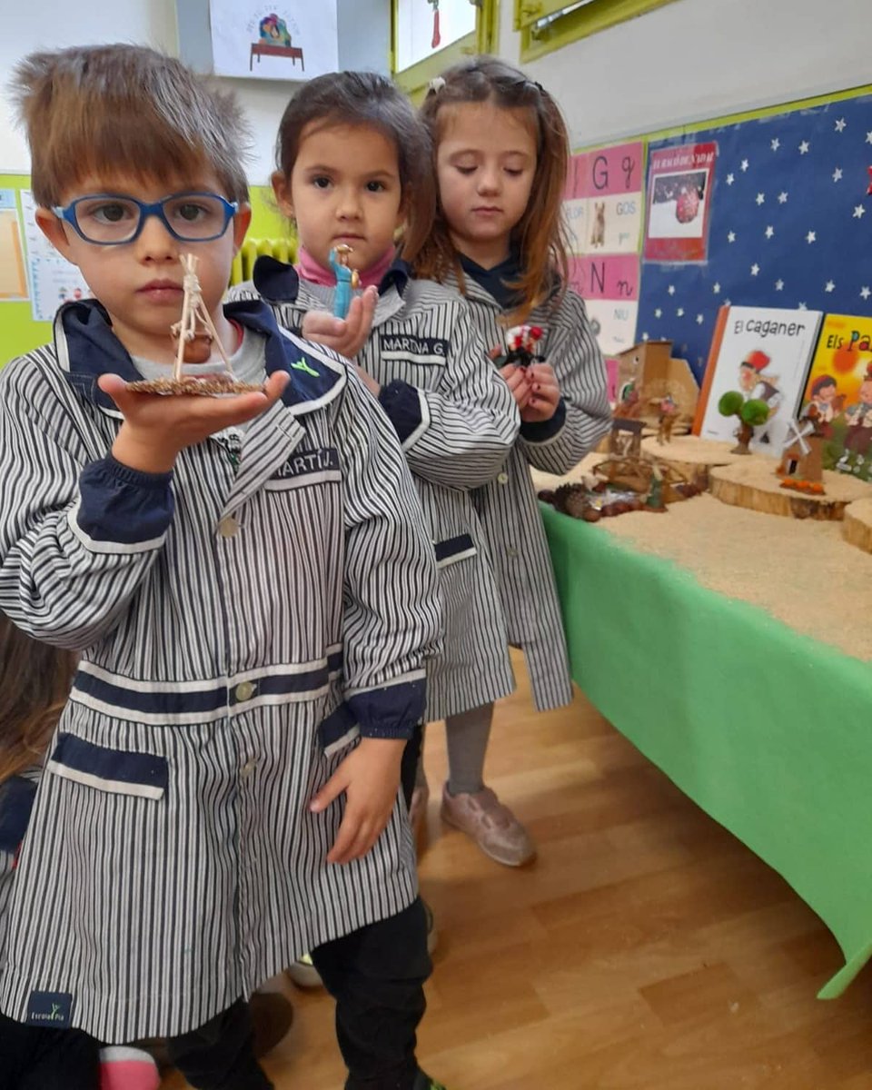 epiasabadell's tweet photo. LES FIGURES OMPLEN EL PESSEBRE!
A P5A també hem fet el pessebre amb casetes, figuretes, arbres, camells,... Tots i totes hem contribuït a fer-lo bonic. N'estem orgullosos i orgulloses.
#P5PIASABADELL
#INFANTILPIASABADELL https://t.co/NRkGuBauLE
