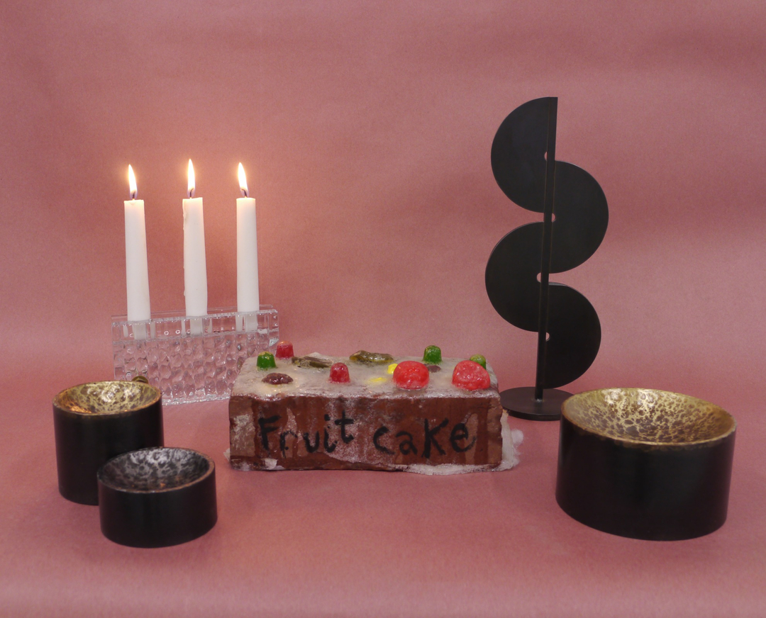 "The pellet with the poison's in the vessel with the pestle, the chalice from the palace has the brew that is true". Bite into brick, Kelp light up someone's life.