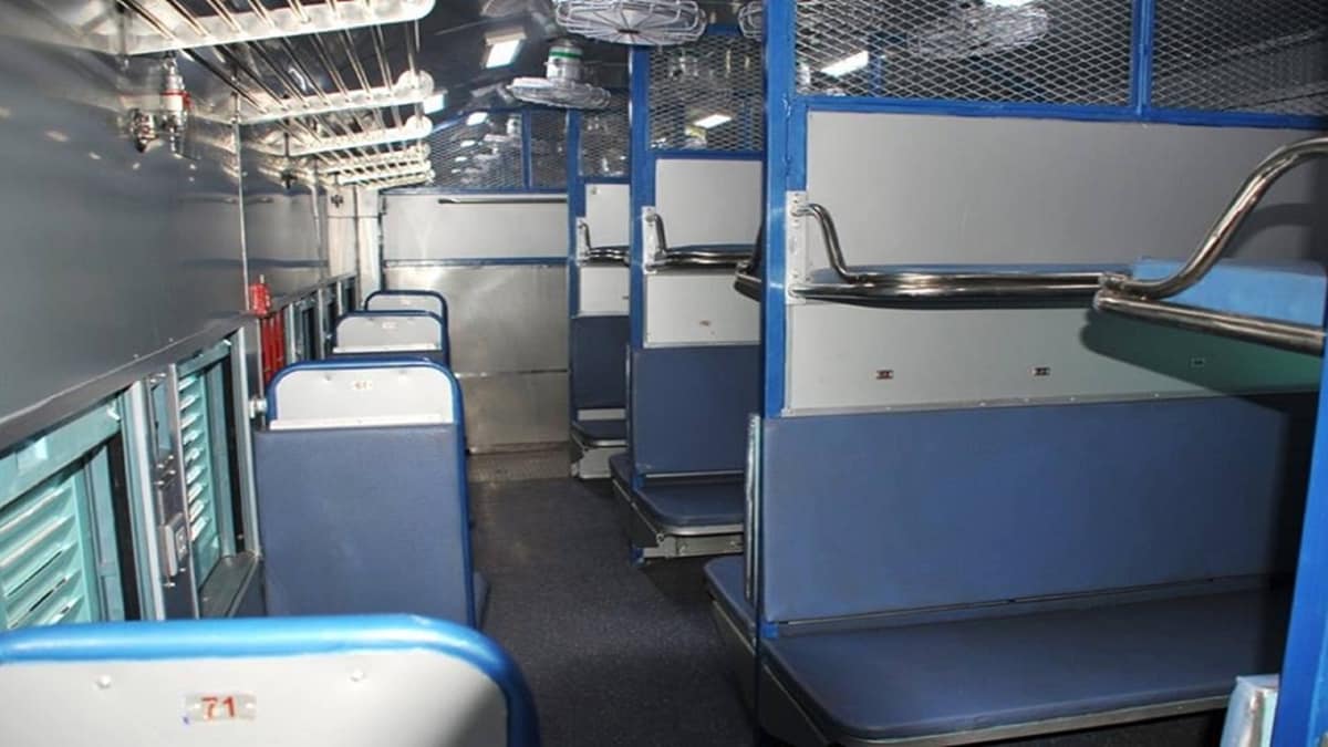travelobiz's tweet photo. Indian Railways Introduces New Innovative Design For Side Lower Berth
#IndianRailways #NewDesign #Railways #SideLowerBerth https://t.co/MOzGFZFFkC https://t.co/NimCotQNva