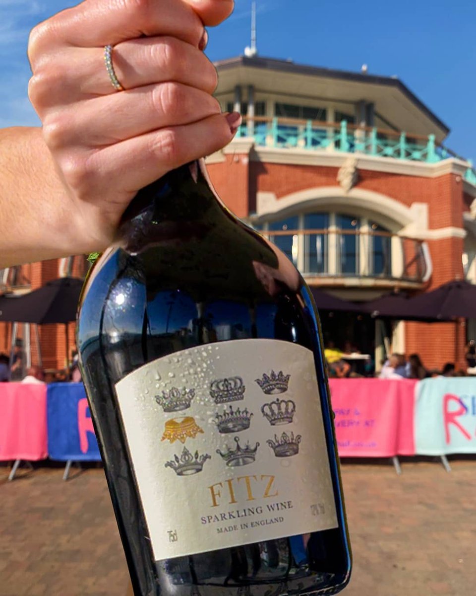 FitzWineUK's tweet image. Look no further for unique gifts for the Brightonian in your life 🎉 This ‘Best of Brighton’ box from @ShelterHallMkt features Fitz, six single-origin chocolate bars from Brighton Cacao Company, and a limited edition signed mural piece from @saraharnett 👑 shelterhall.co.uk/product/bright…