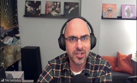 ratemyskyperoom's tweet image. Pillows are points. Classic LPs. London Calling gets you to 8 by itself. Lower camera slightly/reframe. 9/10 @head_like_egg #USASP2020