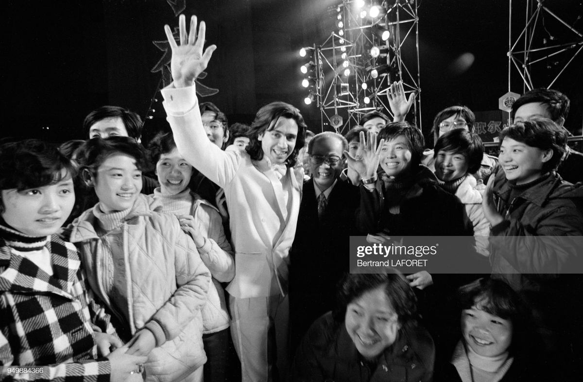 Here are some pics of Jarre and his fans after his Beijing concerts. https://www.gettyimages.co.uk/photos/jean-michel-jarre-concert-in-beijing?phrase=jean%20michel%20jarre%20concert%20in%20beijing&sort=best