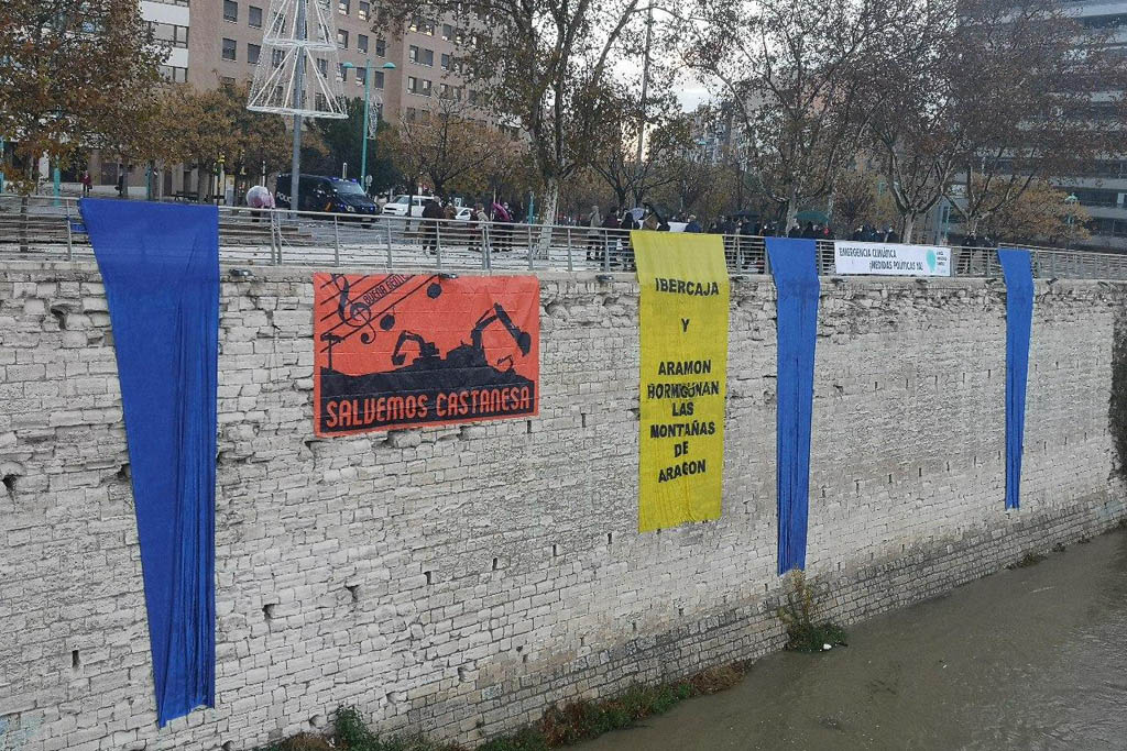 arainfonoticias's tweet photo. 250 personalidades del mundo científico, montañero y ambiental firman por una nueva Declaración de Impacto Ambiental para #Castanesa https://t.co/3JEgy7Jl72

☝️ La @PDMAAragon ha desplegado dos enormes pancartas en el Puente de Piedra #SalvemosCastanesa

✍️ Lo cuenta @igoiz17 https://t.co/m2oIaCS4mA