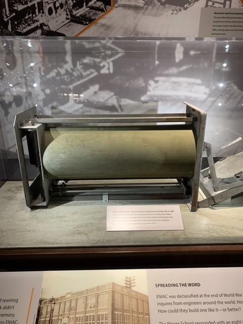 WindowsDocs's tweet image. OTD in 1946 Frederick Williams received a patent for a form of RAM that stored data by putting dots on a cathode ray tube, and reading them back by measuring the capacitance at the screen. A tube could store between 1024 and 2560 bits: just enough for 1 tweet.
#FlashbackFriday